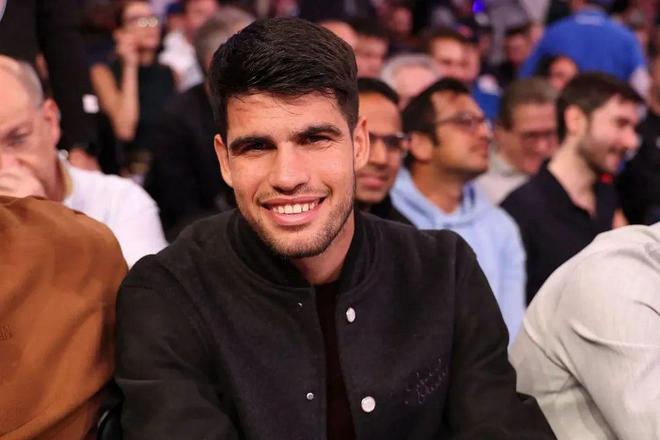 詹姆斯怒摔保温杯！痛斥湖人与佩林卡言而无信