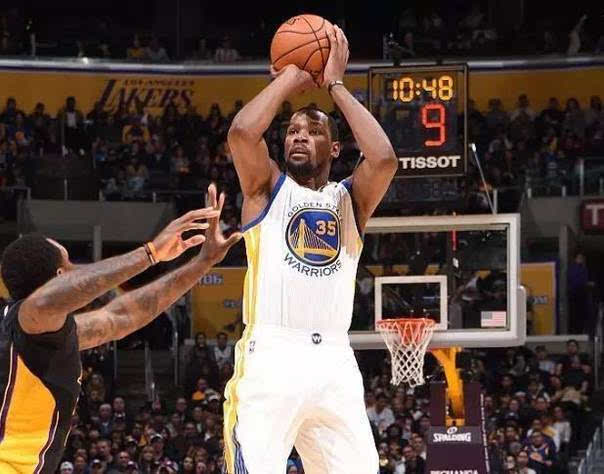 基德：库里是世界上最好的球员之一 我们在防守他时放松了.